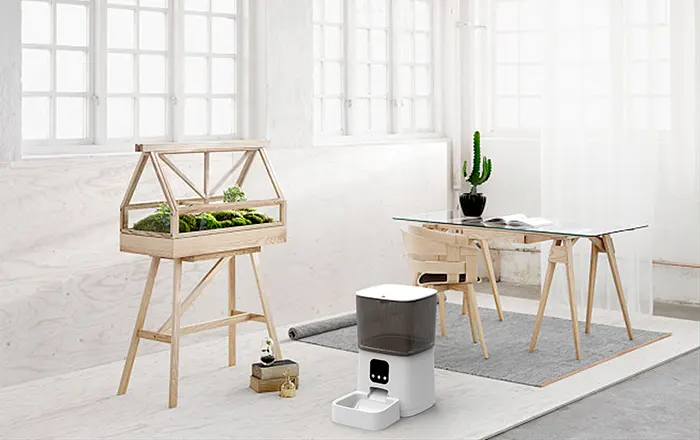 智能喂食器 – Seamless Integration into Modern, Minimalist 首页 Design Sleek white smart pet feeder in a minimalist, bright modern home interior.